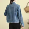 Foto real de una chaqueta corta de mezclilla azul retro, de corte holgado, casual para mujer, de manga larga, chaqueta de mezclilla adelgazante, top versátil para primavera y otoño