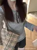 Camiseta gris de manga larga estilo coreano con bordes enrollados, diseñada para mujer, perfecta como capa interior o exterior en otoño, ofreciendo un look elegante y ajustado.