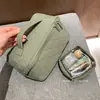 Bolsa de maquillaje acolchada para mujer en color verde aguacate, con compartimentos, gran capacidad, conveniente para viajar, bolsa de almacenamiento de cosméticos portátil, neceser