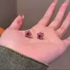 Pendientes de Flor Rosa Brillante, Pendientes de Botón para el Día a Día, Pendientes Exquisitos de Lujo Ligero de Nicho con Personalidad y Temperamento, Pendientes de Dopamina
