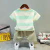 Conjunto de Roupas Infantis 2026 Verão Novo Estilo Coreano Listrado Ombro Caído Manga Curta Shorts Jeans Casuais para Meninos e Meninas