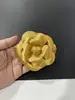 Acessório de Moda de Seda de Alta Qualidade 8cm Flor de Camélia Ultra-Resistente com Broche e Presilha Dupla Utilização