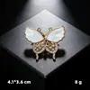 Broche Imitação de Concha Cravejado com Diamantes, Alfinete Pérola Anti-Exposição, Broche de Liga Metálica, Acessórios de Vestuário para Atacado, Broche Borboleta