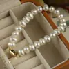 Pulsera de Perlas de Agua Dulce con Broche en Forma de T de Abeja Microincrustada de Circonita Estilo Francés, Pulsera de Lujo Ligero de Gama Alta, Accesorio de Mano Moderno y Elegante