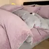 Juego de ropa de cama de cuatro piezas engrosado, cálido, de vellón de leche para invierno, diseñado para retener el calor, que incluye sábana plana, funda de edredón y sábana bajera, creando una atmósfera lujosa y sofisticada para el dormitorio principal