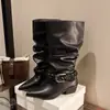 Botas apiladas de tacón grueso antideslizantes de cuero para mujer, estilo casual versátil, punta fina, plisadas, novedad invierno 2026, adecuadas para combinar con faldas