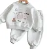 Conjunto casual de duas peças calmante para crianças em estilo japonês: top de manga comprida com estampa de desenho animado e calça de moletom jogger elástica