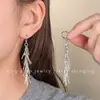 Pendientes largos de metal plateados con borlas exageradas, hebillas para las orejas, elegantes, de lujo, de alta gama, con diseño de nicho, combinables para mujer.