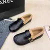Sapatos Peludos Femininos Inverno Uso Externo 2026 Novo Estilo Plus Veludo Quente Macio Couro Sapatos de Algodão para Mãe Mocassins de Fundo Plano Sapatos Pequenos de Couro