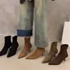 Botas delgadas de tacón alto con punta de gamuza marrón para mujer, zapatos de mujer, nuevo estilo otoño e invierno 2025, botines franceses forrados de felpa