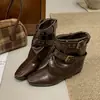 Botas de Cano Curto Quadradas com Rebites Retrô Femininas 2026 Outono Inverno Novo Estilo Tira com Fivela Dupla Salto Escondido Botas de Moda Botas Martin Versáteis