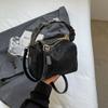 A popular bolsa Boston 2024 deste ano nova bolsa mensageiro de ombro feminino all-match nicho design bolsa de travesseiro portátil