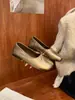 Sapatos rasos retrô de estilo coreano de nicho com bico dividido e laço 2026 novos sapatos de porco com salto de camurça estilo noite e mocassins