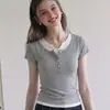 Blusa justa, afina a silhueta, com meia-gola para mulheres, design de nicho outonal, camiseta da moda com blocos de cor e manga curta