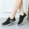 Estilo Novo Primavera 2026 Sapatos de Tecido Flyknit Old Beijing para Mulheres, Sapatos de Corrida e Caminhada de Barraca de Rua para Exportação, Sapatos Esportivos Casuais para Mulheres