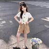Conjunto Casual Estilo Coreano para Niños Grandes Verano 2026 Nueva Moda Camisa con Muñeca de Flor Tridimensional Shorts Holgados Conjunto de Dos Piezas