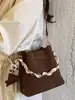Bolso cubo muy elegante, nuevo bolso cruzado de moda otoño 2026, cadena de nicho sensación relajada bolso de mano de color liso