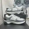 Tênis Estilo Chanel de Alta Versão para Comércio Exterior em Estoque com Solas Grossas, Aumenta a Altura, Versátil, Leve, Confortável, Tênis Casuais 'Dad Shoes' para Casal