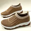Zapatos para caminar de mujer multicolores populares 2026 con parte superior de punto suave y elástico, buen agarre y suela suave, perfectos para el trayecto diario y el uso casual en primavera y verano