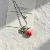 Nuevo Collar de Acero de Titanio con Perlas de Fresa Fresca Dulce Estilo Juvenil Lujo Ligero Nicho Sensación de Alta Gama Cadena para Clavícula de Racimo de Uvas