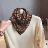Bufanda cuadrada pequeña de celebridad de internet, nueva para otoño e invierno 2023, bufanda de algodón y lino con hebilla magnética exquisita para mujer, bufanda pequeña elegante, versátil, delgada