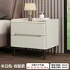 Mesa de cabeceira de madeira maciça, uma opção elegante e compacta para uso doméstico, perfeita para quartos pequenos, apresentando um design minimalista e moderno, e um novo armário de armazenamento para a sala de estar
