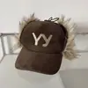 Gorra Mismo Estilo de Wu Xin, Versión Coreana con Bordado de Letras, Gorra de Béisbol de Pana, Gorra para Proteger los Oídos, Gorra Cálida Pico de Pato, Gorra Lei Feng