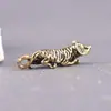 Miniatura de ornamento de tigre de cobre, tigre do zodíaco de latão maciço, peça de mão de cobre, pingente de tigre de cobre, escultura de cobre antiga, peça de cobre vintage