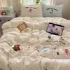 Ins Conjunto de cuatro piezas con bordado de oso lindo estilo coreano, algodón lavado, funda nórdica y juego de sábanas simples, adecuado para dormitorios, conjunto de tres piezas