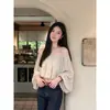 Blusa de chifon com bolinhas estilo francês, ombro a ombro, modelagem solta, valoriza a silhueta, com uma vibe doce e ousada, adequada para baixinhas, de manga longa e cropped