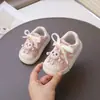 Sapatos de caminhada para bebês meninas, estilo primavera e outono, sapatinhos brancos, 1-3 anos, com forro de veludo, sola macia, biqueira de concha, tênis infantil