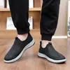 Novos Sapatos Rasos Masculinos de Primavera Confortáveis Sola Macia Antiderrapante Leves Sapatos de Tecido Velho de Pequim Sapatos para Pais de Meia-idade e Idosos