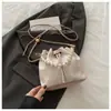 Nova Bolsa Balde Versátil Bordada Estilo Chinês para Mulheres, Estilo Antigo Hanfu Corrente Pérola Personalizada Casual Bolsa Transversal Atacado