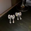 Pendientes de Plata con Aguja Estilo Lujo Ligero con Lazo Incrustado de Diamantes y Borlas, Modernos y de Alta Gama, Pendientes Únicos y Exquisitos para Mujer