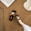 Chinelos Planos de Pelúcia com Fivela Retrô Francesa Pérolas Femininos 2026 Solado Macio Antiderrapante Com Pelúcia Quente Chinelos Preguiçosos de Pelo
