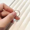 Nuevo Anillo Iris de Diamante de Alto Carbono con Patrón de Hierba Tang Estilo Chino Apertura para Mujer Diseño de Nicho Sentido del Diseño Anillo de Bambú