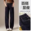 Calça jeans feminina de sarja azul escuro com perna curva, cintura alta, estilo retrô, com costura aparente, corte solto, efeito emagrecedor e design de perna larga