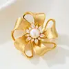 Broche Flor de Fita Cetim Escovado Levemente Luxuoso e Elegante com Zircônia Incrustada em Cobre, Pérolas de Água Doce e Banho de Ouro Real, Alfinete Exquisito para Mulheres