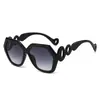 Gafas de Sol de Moda Hexagonales Transfronterizas Nuevas 2025 Rectangulares Estilosas Europeas y Americanas con Patas de Cadena de PC Gafas de Sol con Corte para Mujer