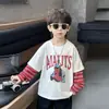 Camiseta impresa de estilo coreano para niños, de rayas, tipo dos piezas, nueva para primavera y otoño 2026, top versátil de cuello redondo para niños