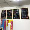 Pizarra Colgante Magnética de Madera Maciza Tablero Publicitario para Cafeterías, Tablero de Exhibición Pintado a Mano para Uso Doméstico Transfronterizo de Amazon