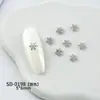 Pedras de Strass para Nail Art de Floco de Neve em Liga Metálica, Venda Quente Transfronteiriça, Bestseller de Inverno, Estilo 3D Versátil, Acessórios de Unha de Floco de Neve Dourados e Prateados