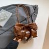 Bolso de Hombro Dulce Fresco Chica Picante de Alto Valor para Mujer Verano 2025 Nueva Moda Bolso Distintivo con Remaches Bolso de Brazo con Lazo