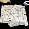 Nuevos Pijamas Infantiles 2026 para Primavera y Otoño, Estilo Delgado de Algodón Nube de Manga Larga, Ropa de Casa Moderna de Otoño para Niñas y Niñas Pequeñas