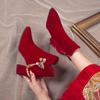 A fusão perfeita entre o clássico e a tendência, mostrando a elegância feminina! Botas de camurça de inverno de salto grosso