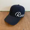 Boné de Baseball Bordado Lateral com Rosa, Versátil para Primavera e Verão, Estilo Coreano, Boné de Topo Macio de Alta Qualidade, Moderno e Versátil