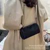 El bolso Boston de moda de este año, una colección retro de otoño 2026 con un diseño de nicho, es un bolso cruzado cilíndrico de gamuza para mujer