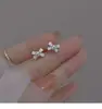 Pendientes de botón súper hada blancos con lazo y perla, mini pendientes pequeños para mujer, pendientes retro de lujo ligero para mujer