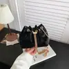 Bolsa con Cordón 2026 El Popular Nuevo Estilo de Este Año Nuevo Estilo para Mujer Sentido de Diseño Individual Cadena Otoño Pliegues Cubo Bolso Cruzado