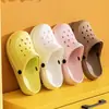 Novo Modelo de Tamancos Masculinos e Femininos da Qidashun, Sandálias Leves de Espuma para Casais, Verão, Interno e Externo, Sapatos para Praia e Jardim